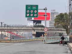 生产仓储一体的钢结构厂房出租，层高11米，占地300亩